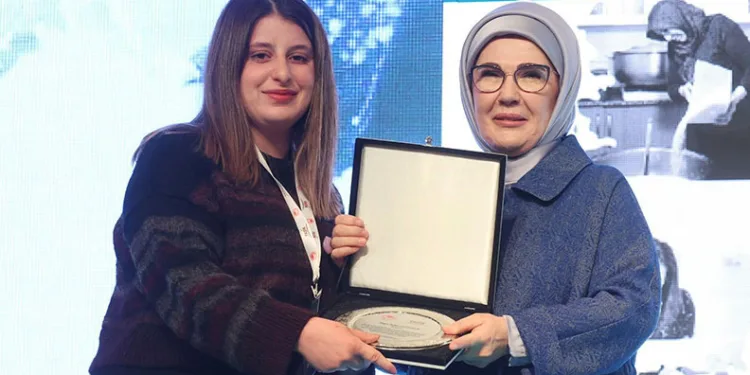 Depremzede Buket’e Emine Erdoğan’dan ödül