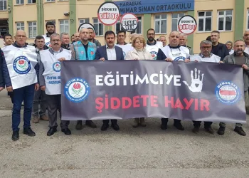Öğrenci velisinden bir öğrenci ve öğretmene darp
