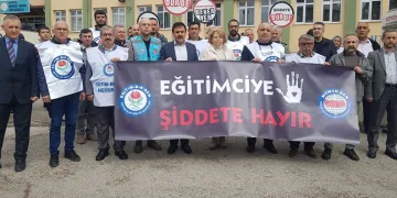 Öğrenci velisinden bir öğrenci ve öğretmene darp