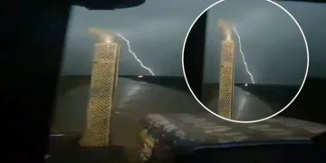 Siverek’te yıldırımın yere düşme anı kamerada