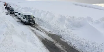 Karda mahsur kalan 60 kişi kurtarıldı