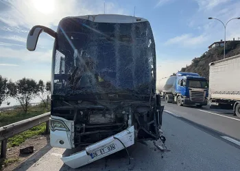 TEM’de yolcu otobüsü, tır ve hafif ticari araç çarpıştı