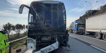 TEM’de yolcu otobüsü, tır ve hafif ticari araç çarpıştı