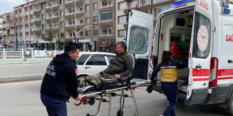 Yaşlı kadına çarpmamak için elektrikli bisikletten düştü