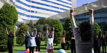 Gebe kadınlar hastane bahçesinde pilates yaptı