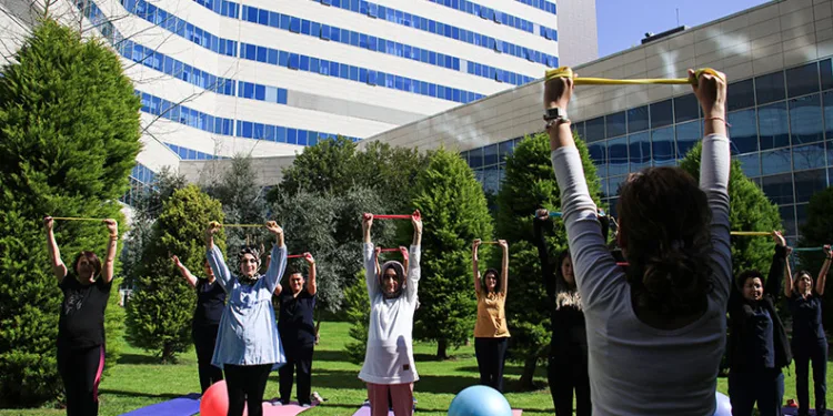 Gebe kadınlar hastane bahçesinde pilates yaptı