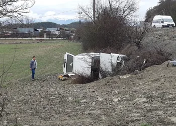 Kontrolden çıkan otomobil şarampole yuvarlandı: 2 yaralı