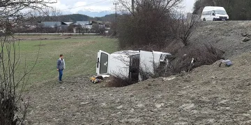 Kontrolden çıkan otomobil şarampole yuvarlandı: 2 yaralı