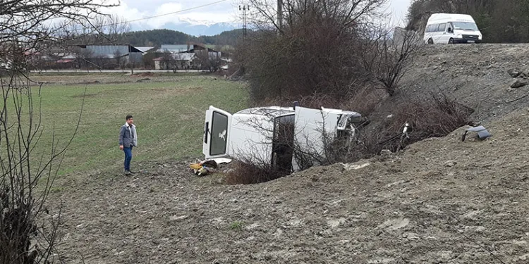 Kontrolden çıkan otomobil şarampole yuvarlandı: 2 yaralı