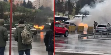 Kadıköy E-5’te araç alevlere teslim oldu