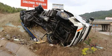 Amasya’da akaryakıt tankeri devrildi: 1 yaralı