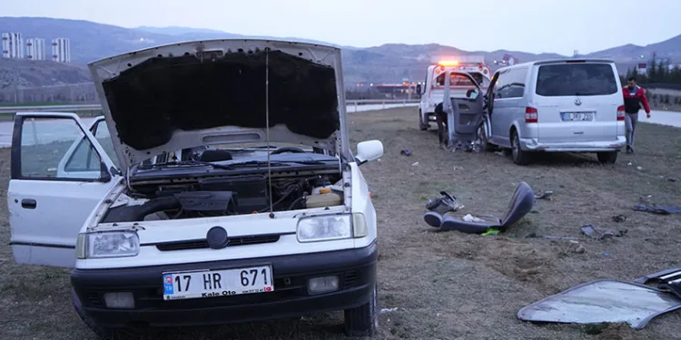 Minibüs ile otomobil çapıştı: 2 yaralı