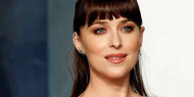 Dakota Johnson nişanlandı