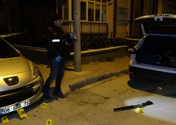 Komşusuna kızdı, araca kurşun yağdırdı