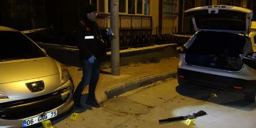 Komşusuna kızdı, araca kurşun yağdırdı