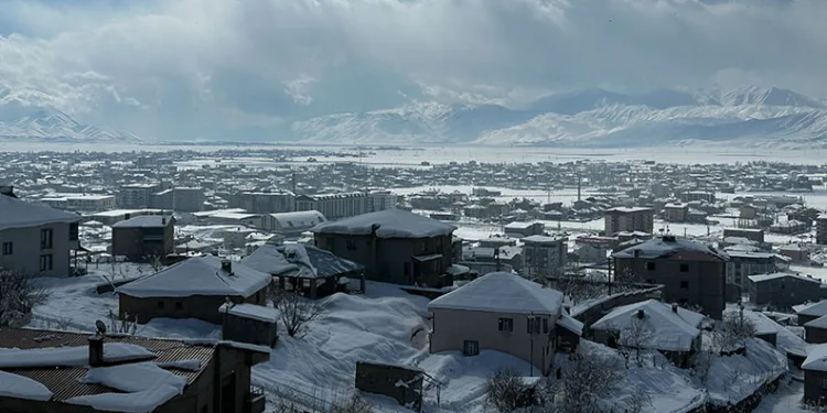 73 köy yolu ulaşıma kapandı