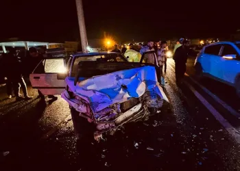 Tıra yandan çarpan otomobildeki 2 kişi yaralandı
