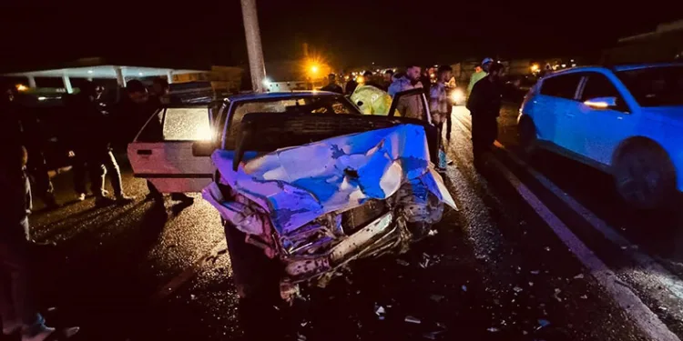 Tıra yandan çarpan otomobildeki 2 kişi yaralandı