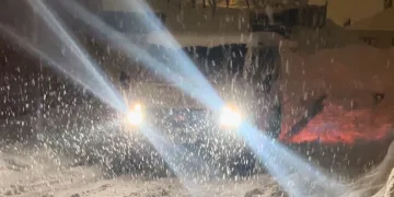 Karda minibüs rampada mahsur kaldı