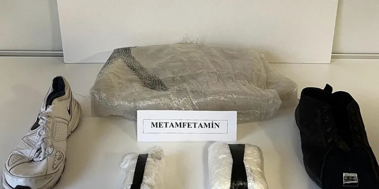 Polis ayakkabı içine zulalanmış uyuşturucu ele geçirdi