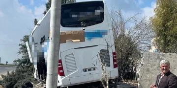 Mardin’de yolcu otobüsü bir evin bahçesine girdi