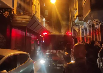 4 katlı bina alev alev yandı: 1 ölü