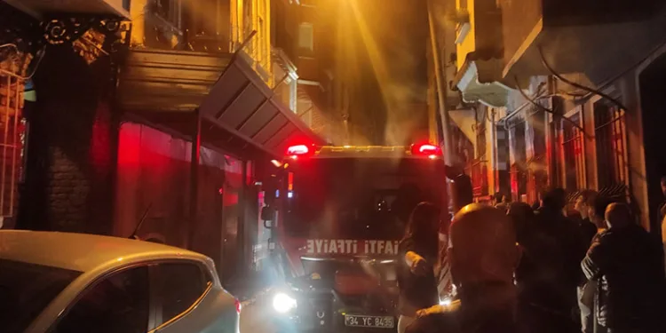 4 katlı bina alev alev yandı: 1 ölü