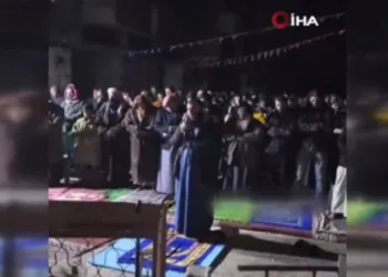İsrail bombardımanı altında ilk teravih