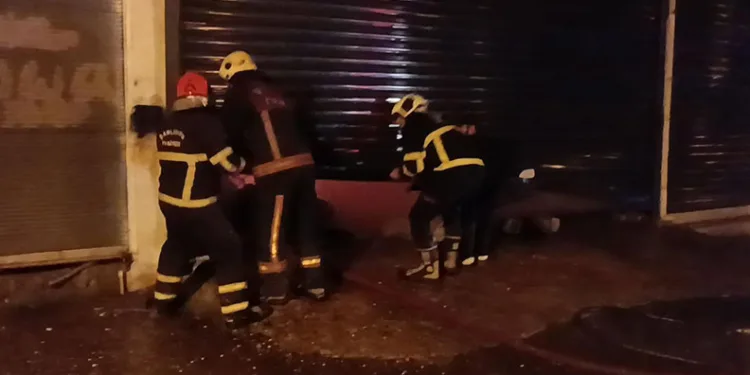 Döşeme dükkanında çıkan yangın söndürüldü