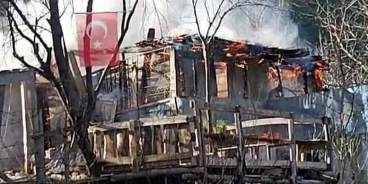 Ahşap evde çıkan yangın itfaiye ekiplerince söndürüldü