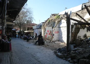 Depremin vurduğu çarşıda buruk Ramazan alışverişi