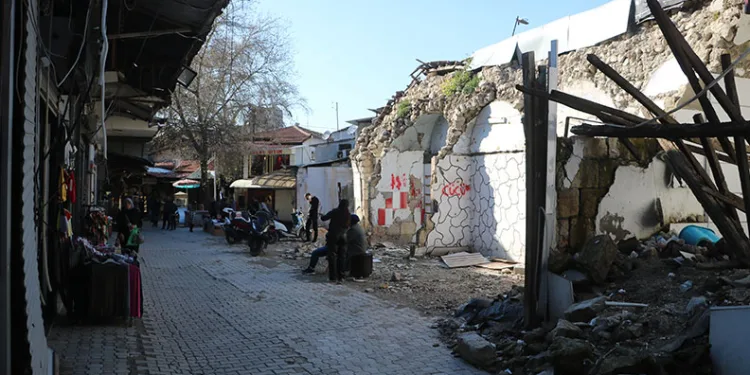 Depremin vurduğu çarşıda buruk Ramazan alışverişi