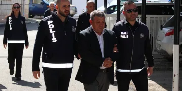 Eski Bakan Dürüst tutuksuz yargılanacak