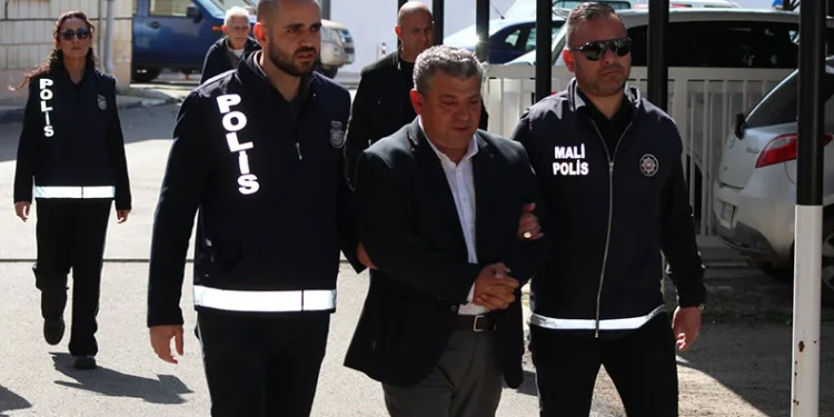 Eski Bakan Dürüst tutuksuz yargılanacak