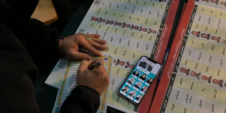 İran’da oy verme işlemi uzatıldı