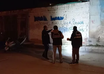 Husumetli oldukları şahsı bacağından vurup kaçtılar