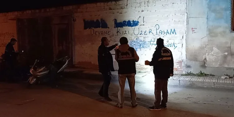 Husumetli oldukları şahsı bacağından vurup kaçtılar