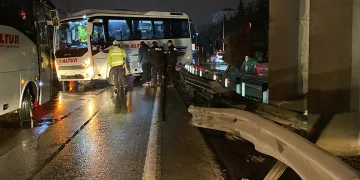 İşçi servisi bariyere çarptı