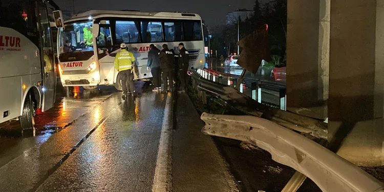 İşçi servisi bariyere çarptı