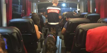 Sahte seyahat belgesi ile seyahat eden 7 düzensiz göçmen yakalandı