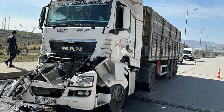 İki tırın çarpıştığı kazada yaralanan sürücü hayatını kaybetti
