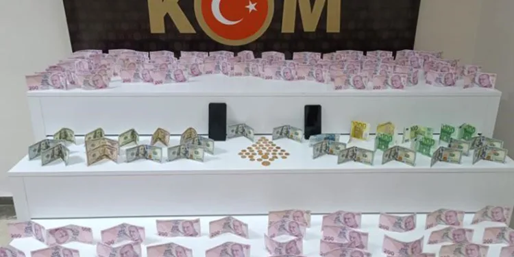 Kendilerini polis olarak tanıtıp vatandaşı 750 bin lira dolandırdılar