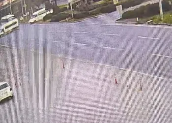 Servis minibüsü ile kamyonet çarpıştı: 8 yaralı
