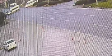 Servis minibüsü ile kamyonet çarpıştı: 8 yaralı