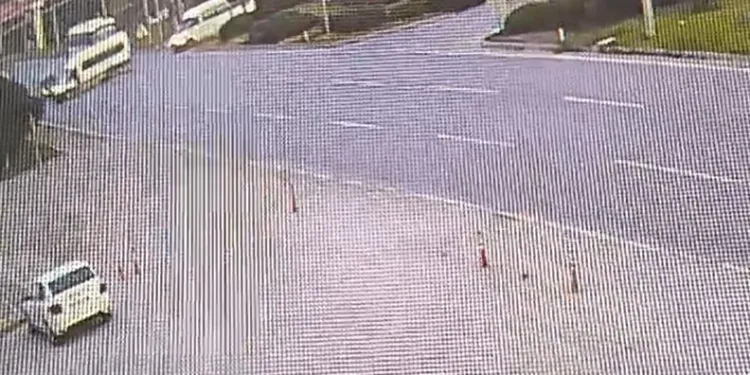Servis minibüsü ile kamyonet çarpıştı: 8 yaralı