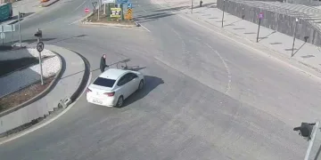 Ters şeritte bisikleti ile ilerlerken ölümden döndü