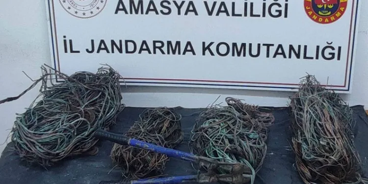 Çaldıkları enerji nakil kablolarını satarken yakalandılar
