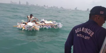 Tayland’da pet şişelerden yaptığı botla denize açılan adam mahsur kaldı