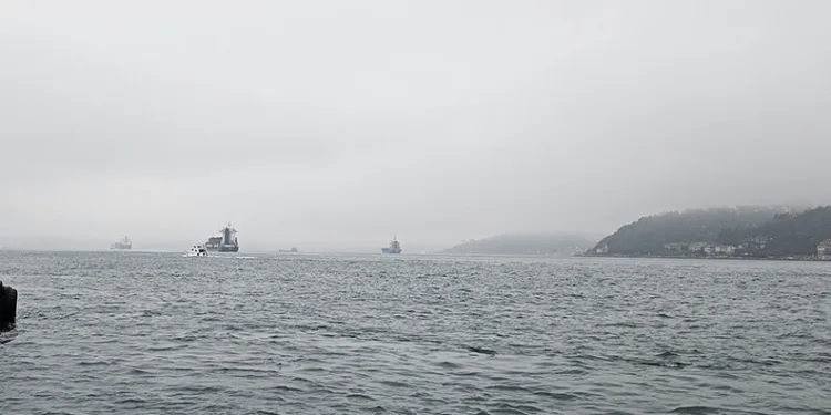 İstanbul Boğazı’nda sis etkili oluyor