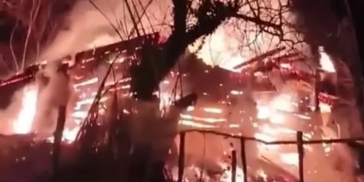 Sinop’ta 2 katlı ahşap ev alevlere teslim oldu